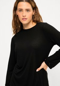 Studio Untold Maglione - schwarz
