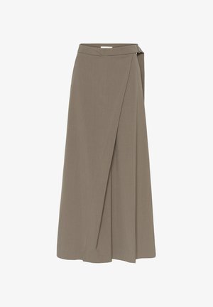 Dolga krilo v slogu ovoja barve taupe z zapiranjem na stranski zaponki in čistimi, krojenimi linijami na belem ozadju.