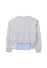 Sudadera gris de mangas largas, con un dobladillo en capa de camisa de color azul claro. Material suave con puños acanalados y cuello redondeado.