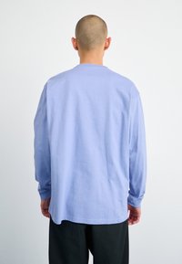 Carhartt WIP CHASE - Hosszú ujjú felső - charm blue/gold