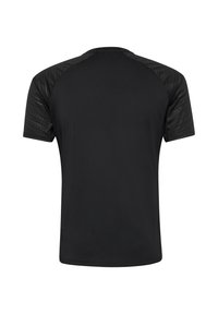 Camiseta atlética negra con mangas raglán cortas. Los hombros texturizados contrastan con la tela suave del cuerpo. Diseño de espalda sin costuras. Ligera y transpirable.