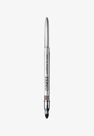 Clinique Quickliner silmuille silmissä hopea kynämuodossa, tumma ruskea kärki ja blendauskynä vastakkaisessa päässä.