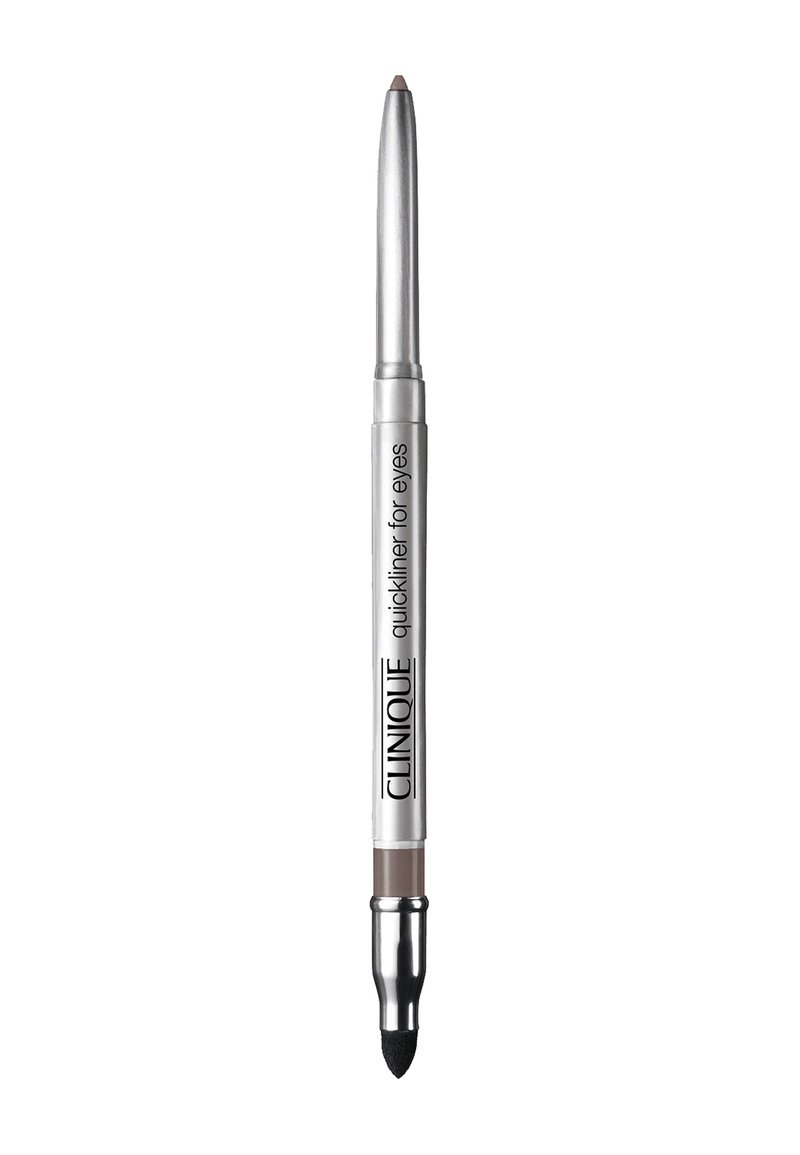 Clinique Quickliner for Eyes i en sølv blyantformat med en mørkebrun tupp og en blande svamp i motsatt ende.