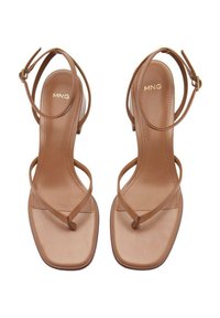 Ruske strappy sandale iz veštačke kože sa kvadratnim dizajnom prstiju, tankim trakama oko članaka i suptilnim utisnutim logotipom na unutrašnjosti.