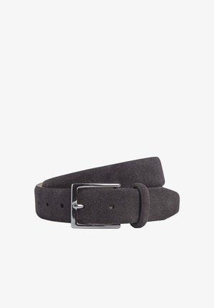 Harmaa mokkanahkavyö, jossa on tyylikäs hopeinen metallipusku, sileä pinta ja viisi säätöaukkoa koon mukauttamiseen.