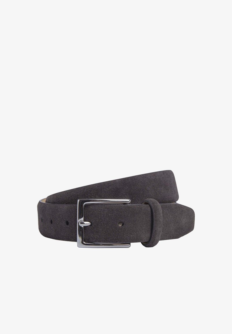 Cinturón de ante gris con una elegante hebilla de metal plateado, que presenta una textura suave y cinco agujeros de ajuste para personalizar el tamaño.