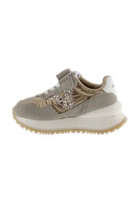 Sneaker con velcro realizzato in un mix di suede grigio chiaro e materiale satinato, con una finitura dorata glitterata e un tallone bianco. Suola in gomma per una migliore aderenza.