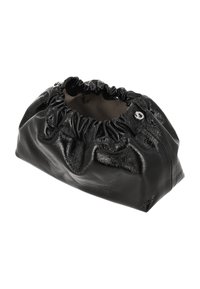 Schwarze Ledertasche mit gerafftem Oberteil, matter Oberfläche und silbernen Beschlägen. Weiche Textur und rechteckige Form unterstreichen das Design.