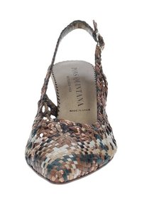 Scarpa slingback intrecciata con punta affusolata, caratterizzata da una combinazione di colori marrone, crema e teal. Realizzata in pelle, include una fibbia metallica.