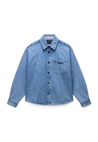 Jasnoniebieska dżinsowa koszula z długim rękawem, zapinana na guziki, z kołnierzem i przednią kieszonką z małym ciemnym haftowanym detalem.