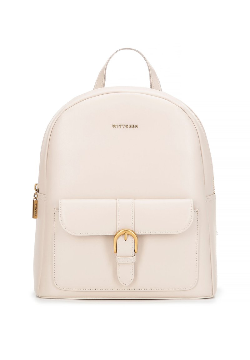 Beżowy skórzany plecak o zaokrąglonym kształcie, z przednią klapą, złotymi akcentami i górnym uchwytem. Posiada zamykaną na zamek boczną kieszeń oraz logo.