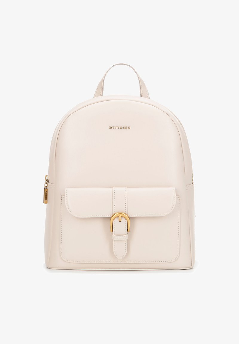 Béžový kožený batoh zaobleného tvaru s přední klopou, zlatými doplňky a horním uchem. Obsahuje boční kapsu se zipem a logo.