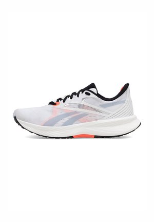 Weißer Sportschuh mit atmungsaktivem Obermaterial, das schwarze und orange Akzente aufweist, leichtes Design und strukturierte Gummisohle für besseren Halt.