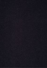 Gros plan d'un tissu tricoté noir avec une texture tissée fine et homogène.
