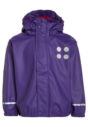 Chaqueta impermeable morada con capucha, puños elásticos, círculos reflectantes en el pecho y franjas reflectantes en las mangas.