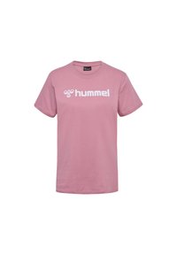 Pink bomulds t-shirt med korte ærmer og rund hals. Udstyret med hvid "hummel" logo trykt på tværs af brystet i en fed, moderne skrifttype.