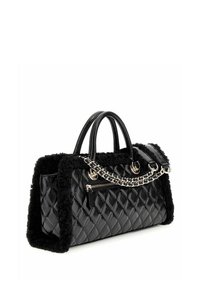 Sac à main matelassé noir avec bordure en fausse fourrure, double poignée, accent de chaîne argentée et poche zippée sur le côté. Texture lisse, forme structurée.