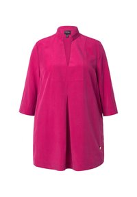 Fuchsia tuniek met 3/4 mouwen, staande kraag, keyhole-halslijn en een voorste plooi. Heeft een kleine gouden accent aan de zoom. Soepele textuur.
