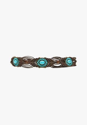 Brun flettet armbånd med tre turkis ovale stenklustre og mindre turkise perler med dekorative metal accenter.