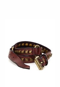 Cintura in pelle marrone con accessori in ottone, caratterizzata da borchie a piramide e rivetti circolari lungo la cintura, che mostrano un design classico e testurizzato.