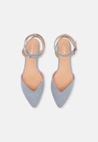 Hellblaue Wildleder Slingback-Schuhe mit spitzem Zehenbereich, dünnem Knöchelriemen und beigem Fußbett mit geprägtem Branding.