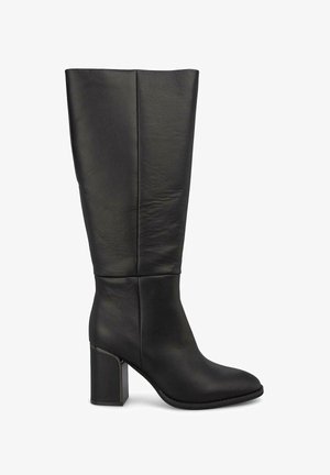 Schwarze Lederstiefel bis zum Knie mit einem klobigen Blockabsatz. Sie verfügen über eine glatte Textur und ein minimalistisches Design mit einer spitzen Zehe.