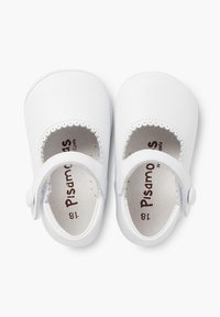 Witte leren baby Mary Jane-schoenen met gegolfde details, ronde neus en zijklep met knoopsluiting; zachte binnenvoering.