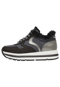 Zwarte en grijze sneakers met gestructureerde stof, metallic zilveren accenten, een fluffy kraag en een dikke witte zool. Vetersluiting met stevige materialen.