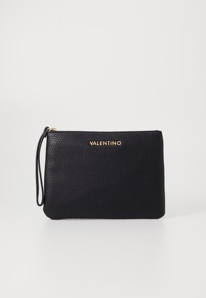 Μαύρη δερμάτινη τσάντα χερούλι με υφή, διαθέτει χρυσό λογότυπο "Valentino" και ιμάντα καρπού για εύκολη μεταφορά.