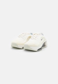 Nike Performance VERSAIR - Pantofi training - coconut milk/iron grey/sail/sanded gold/metallic gold grain