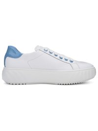 Weißer Sneaker mit niedrigem Schaft, dicker Sohle, blauem Fersenpatch und blauen Ösen an weißen Schnürsenkeln, von der Außenseite gezeigt.