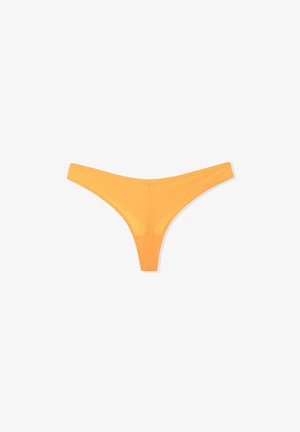 String orange en lingerie avec une texture lisse et transparente et un design à couverture minimale. Présente des côtés fins et une silhouette simple.