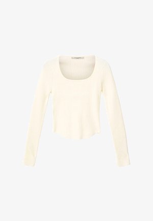 Haut blanc à manches longues côtelé avec un col carré, coupe légèrement raccourcie et tissu texturé. Aucun élément métallique ou accent visible.