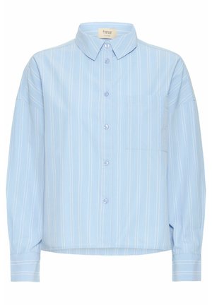 Ljusblå skjorta med knappar, tillverkad av mjukt tyg med vita vertikala ränder, mjuk krage, en bröstficka och långa ärmar.