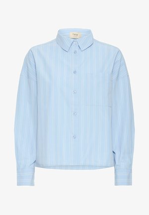 Jasnoniebieska koszula z długim rękawem, zapinana na guziki, wykonana z gładkiego materiału, z białymi pionowymi paskami, miękkim kołnierzykiem i jedną kieszenią na piersi.