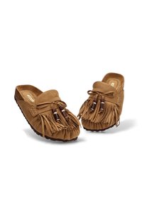 Zapatos tipo slip-on de ante marrón con detalles de flecos y cuentas decorativas, que cuentan con una punta redondeada y una suela de goma texturizada.