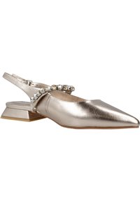 Zapato slingback de metal dorado con punta afilada, que presenta una correa decorativa de rhinestones y un pequeño tacón geométrico. Textura suave.