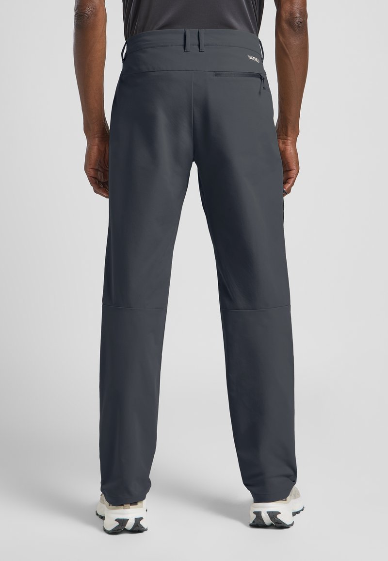 Herren-Hose in Dunkelgrau aus glattem, leichtem Stoff, mit einer Reißverschluss-Rückentasche und einem verstellbaren Bund. Kombiniert mit Sneakers.