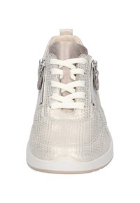 Sneakers met een gestructureerde lichtbeige bovenkant, witte veters en metalen accenten. Voorzien van zijkanten met ritsen voor eenvoudig aan- en uittrekken.