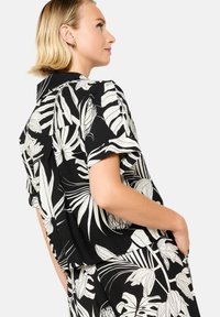 LolaLiza WITH TROPICAL PRINT - Hemdbluse - black