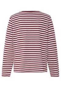 Hosszú ujjú ing vízszintes fehér és sötétvörös csíkokkal, kerek nyakkivágással és egyenes szegéllyel, hátulnézetből.