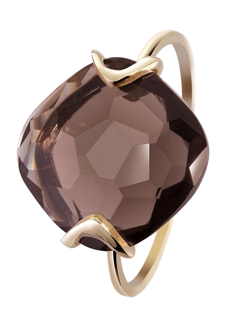 Anello in pietra preziosa marrone sfaccettata, realizzato con una fascia in oro, caratterizzato da dettagli arricciati che fissano la gemma. L'anello ha una finitura lucida.