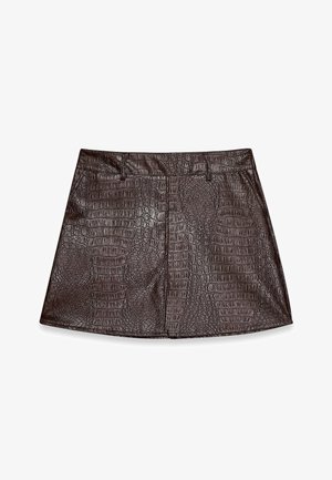 Brun läder minikjol med en texturerad krokodilsmönster, med rak fåll och framstygn för en skräddarsydd look.