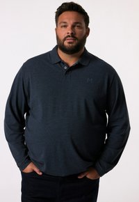 Mörkblå långärmad polo skjorta i mjukt tyg, med två-knapps stolpe, ribbad krage och subtil logotyp på bröstet.