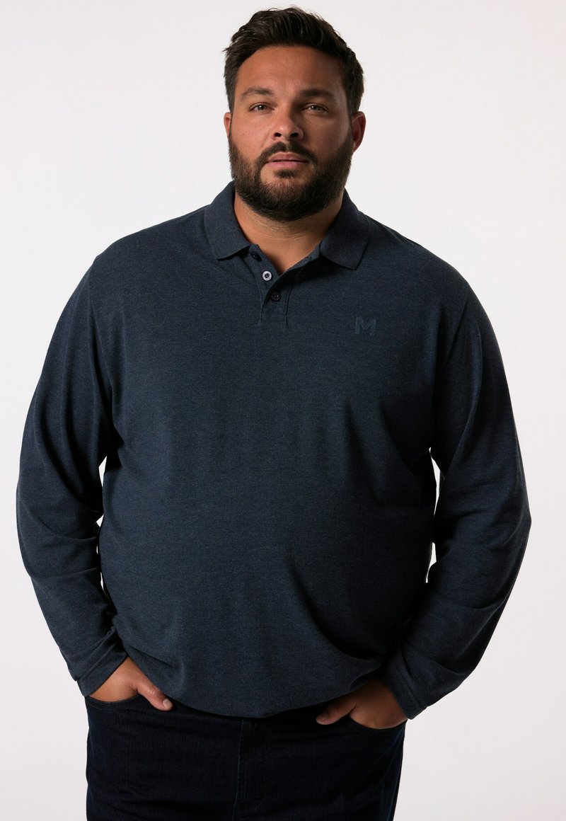 Mörkblå långärmad polo skjorta i mjukt tyg, med två-knapps stolpe, ribbad krage och subtil logotyp på bröstet.