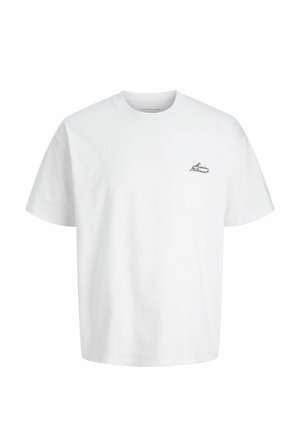 Biele tričko s krátkym rukávom s okrúhlym výstrihom a malým čiernym nápisom "Mission Statement" na ľavej strane hrudníka.