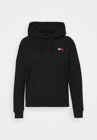 Sudadera con capucha negra hecha de tela suave, con un bolsillo canguro en la parte frontal, puños de canalé y un pequeño logo multicolor en el pecho.