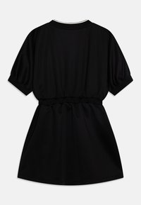 Czarna sukienka z krótkim rękawem, z talią ściągniętą, gładką fakturą i okrągłym dekoltem z białym wykończeniem.