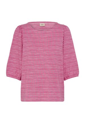 Roosa pluus valge ruudulise mustriga, ümmarguse kaelusega ning puffitud kolmveerandvarrukatega.