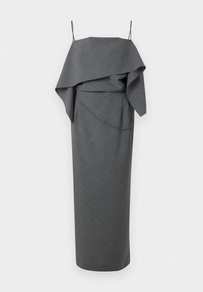 Robe grise avec un design à volants superposés au niveau du décolleté, fines bretelles et silhouette ajustée. Fabriquée en tissu texturé avec une finition lisse.